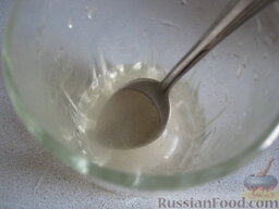 Пышные оладьи на кислом молоке: Вскипятить чайник. В стакан добавить соду и погасить ее кипятком.