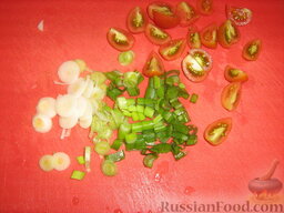 Салат из чечевицы "Полезный": Зеленый лук и помидорки черри режем произвольно.