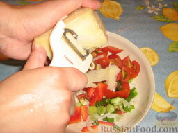 Салат из чечевицы "Полезный": Ножом овощечисткой нарезаем стружки твердого сыра.