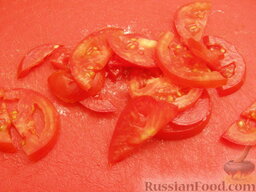 Салат с помидорами и брынзой: Помидоры нарезать тонкими ломтиками.