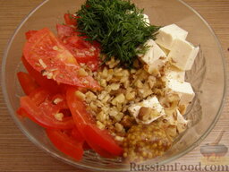 Салат с помидорами и брынзой: Смешать все компоненты. Добавить горчицу в зернах и оливковое масло. Салат с брынзой и помидорами аккуратно перемешать.