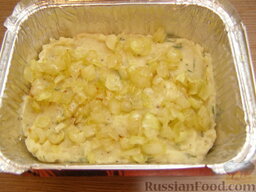 Запеканка из картофельного пюре и помидоров: На пюре выложить припущенный в масле лук.