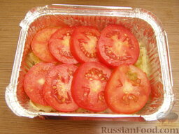 Запеканка из картофельного пюре и помидоров: Сверху - колечки помидоров.    Если пюре немного, можно выложить помидоры первым слоем, на дно формы.