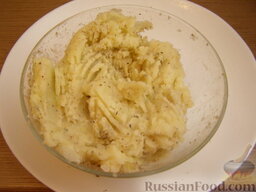 Запеканка из картофельного пюре и помидоров: Размять картофель в пюре. Это нужно делать быстро, пока он горячий.