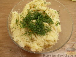 Запеканка из картофельного пюре и помидоров: Добавить укроп в картофель и перемешать. Отставить картофель в сторону.