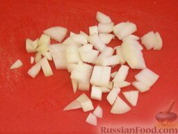 Запеканка из картофельного пюре и помидоров: Лук очистить, вымыть и нарезать.