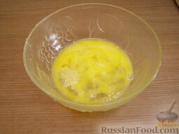 Запеканка из картофельного пюре и помидоров: Яйцо взбить.
