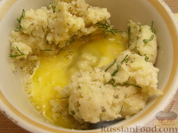 Запеканка из картофельного пюре и помидоров: Смешать яйцо с остывшим пюре.
