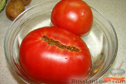 Борщ: Залить помидоры кипятком и оставить на 5 минут.