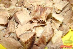 Борщ: Готовое мясо достаем, охлаждаем, отделяем мясо от костей, режем на кусочки и отправляем в кастрюлю.