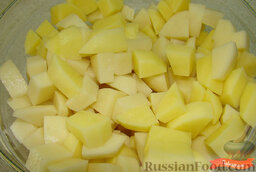 Борщ: Оставшийся очищенный картофель режем кубиком и отправляем в кастрюлю.