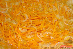 Борщ: Затем кладем порезанную соломкой морковь и также жарим.