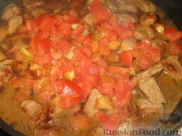 Капустный суп с жареным мясом: Добавим к мясу с луком помидоры, порезанные кубиками. Потушим минуты 3-4.   Потом вольем половник горячей воды, накроем крышкой и будем тушить на маленьком огне 15 минут.