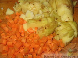 Капустный суп с жареным мясом: Нарежем мелкими кубиками морковь. Картофель нарежем кубиками покрупнее. В кипящую воду вкидываем картофель с морковью. Варим 7-10 минут.