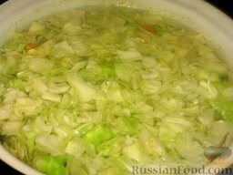 Капустный суп с жареным мясом: Вкидываем капусту в суп, посолим, можем добавить любимые специи, и поварим все 5 минут.   Добавим мясо с помидорами. Дадим капустному супу закипеть и 2 минуты поварим.   Посыплем суп мелко порезанной зеленью.