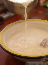 Тонкие блины без яиц: Остальное молоко вскипятить. Тонкой струйкой, непрерывно помешивая, влить закипевшее молоко в тесто.