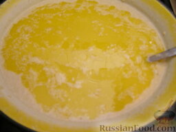Тонкие блины без яиц: Вылить масло в тесто и перемешать.