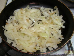 Баклажаны "Греческий соус": На отдельной сковороде готовим лук. Для этого разогреваем 1 ст. ложку растительного масла, выкладываем лук и, помешивая, жарим его на сильном огне 10 минут. Затем лук перекладываем в тарелку.