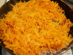 Баклажаны "Греческий соус": Добавляем еще 2-3 ст. ложки растительного масла, выкладываем морковь. Перемешивая каждые 1,5-2 минуты жарим морковь на сильном огне 10 минут. Морковь должна стать мягкой.