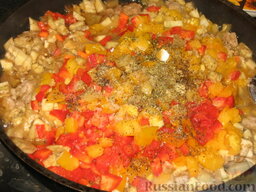 Баклажанные лодочки с овощами и фаршем: Добавить помидоры и перец, посолить и поперчить, посыпать специями. Жарить на умеренном огне 10-12 минут.