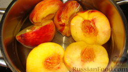 Десерт из персика: Высыпать сахар в воду, поставить на огонь и закипятить. Опустить в сироп половинки персиков без косточек, варить 5 минут.