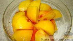 Десерт из персика: Вынуть готовые персики, снять с них кожицу, нарезать кусочками.