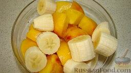 Десерт из персика: Очистить и нарезать кусочками банан.
