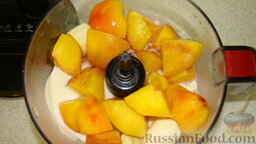 Десерт из персика: В блендере взбить йогурт, персики и банан.  Добавить теплый апельсиновый сок с желатином, взбить.