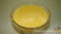Десерт из персика: Разлить массу по креманкам и поставить десерт из персиков в холодильник для застывания (на 2 часа).