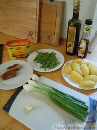 Картофельный салат с жареными колбасками: Как приготовить картофельный салат:    1. Делаем соус для картофельного салата: в высокий большой стакан от миксера наливаем уксус, бульон, кладем чеснок и горчицу. Взбиваем ручным миксером (блендером). Добавляем соль, сахар, кайенский перец по вкусу (щепотку совсем) и оливковое масло, размешиваем.    2. Отвариваем картофель в мундире. В воду кладем соль и семена тмина. Готовый картофель немного охлаждаем холодной водой, очищаем от кожуры, режем нетолстыми кружочками.    3. Отвариваем в подсоленной воде стручковую фасоль (около 5-8 минут, зависит от возраста фасоли). Готовую фасоль промываем холодной водой и обсушиваем.