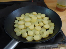 Картофельный салат с жареными колбасками: 4. Разогреваем на сковордке 1-2 ст.ложки растительного масла и обжариваем на среднем огне с двух сторон картфель (до золотистого цвета).