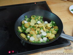 Картофельный салат с жареными колбасками: 5. Добавляем порезанный лук и пару минут обжариваем вместе с картофелем.