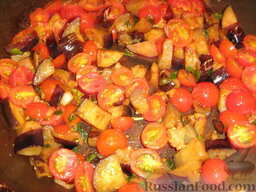 Паста с баклажаном и моццареллой: Добавить помидорки черри, разрезанные пополам, или помидоры покрупней, нарезанные кубиками. Добавить измельченную зелень. Посолить. Потушить, подливая воду, в которой варится паста.