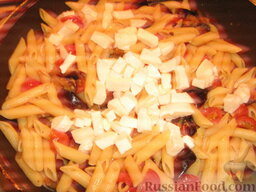 Паста с баклажаном и моццареллой: Добавить сыр моццарелла, порезанный кубиками. Перемешать пасту с баклажанами и сыром.