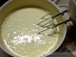 Бисквитный торт "Мраморный замок": Включаем духовку, чтобы она равномерно прогрелась.    Приготовить бисквитное тесто. Для данного торта нужно 1,5 порции теста.   Яйца тщательно взбиваем с сахаром. Затем, не прекращая взбивать, постепенно вводим муку.