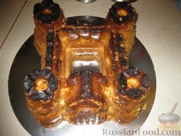 Бисквитный торт "Мраморный замок": Готовый бисквит остужаем в перевернутой форме, а затем аккуратно вынимаем из формы. Он должен сохранить хотя бы общие контуры формы, в которой будет приготовлен сам торт.