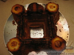 Бисквитный торт "Мраморный замок": У меня верхушки башенок и зубцы перепеклись, поэтому я их просто срезала - там будет желе.  Оставшийся бисквит нужно разрезать на необходимое количество коржей (у меня было три коржа).