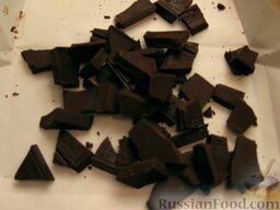 Бисквитный торт "Мраморный замок": Для шоколадного желе нужно взять максимально черный шоколад (у меня - 76%). Шоколад ломаем на мелкие кусочки.