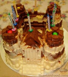 Бисквитный торт "Мраморный замок": Аккуратно вынимаем торт из формы. Украшаем его конфетами.    Приятного аппетита!