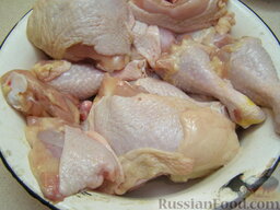 Нежная курочка, запеченная в духовке: Куриные ножки хорошенько вымыть. Отделить голени от бедрышек.