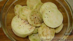 Запеченные баклажаны с сыром и помидорами: Посолить, поперчить и перемешать.  Налить масло и также перемешать.