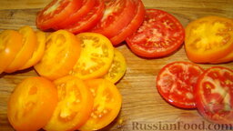 Запеченные баклажаны с сыром и помидорами: Нарезать помидоры.