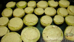 Запеченные баклажаны с сыром и помидорами: На противень выложить баклажаны и смазать майонезом.