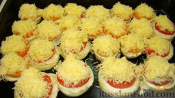 Запеченные баклажаны с сыром и помидорами: На баклажаны выложить кружочки помидоров и горочку сыра.