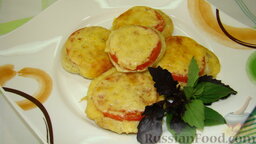 Запеченные баклажаны с сыром и помидорами: Запекать в духовке при температуре 180°С около 30 минут.    Баклажаны запеченные с сыром и помидорами готовы, можно подавать на стол.
