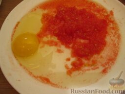 Канеллони (макароны), фаршированные кабачком и сыром: Помидор очистить от кожуры, натереть на терке. Добавить яйцо. Перемешать.