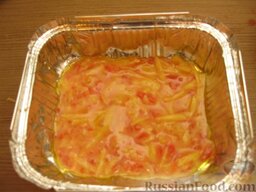 Канеллони (макароны), фаршированные кабачком и сыром: Форму для запекания смазать маслом. Выложить треть томатного соуса.