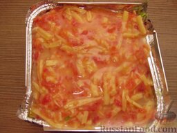 Канеллони (макароны), фаршированные кабачком и сыром: Залить оставшимся соусом.  Готовить в микроволновке 8-9 минут при мощности 850.