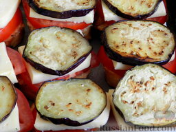 Башенки из баклажанов и помидоров с сыром: Завершите композицию обжаренными кружками баклажана.