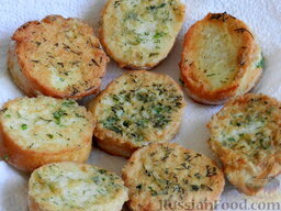 Башенки из баклажанов и помидоров с сыром: Обжарьте хлеб на растительном масле. (Можно выложить на бумажное полотенце, чтобы впитался лишний жир.)
